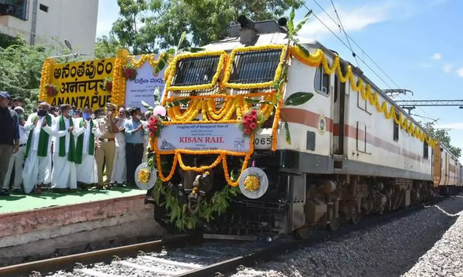 ఏపీ నుంచి 34 వేల టన్నుల పంటల రవాణా చేసిన రైతు రైలు ఏపీ నుంచి 34 వేల టన్నుల పంటల రవాణా చేసిన రైతు రైలు