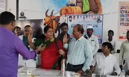 Video : రేషన్ కార్డుల పంపిణీలో రచ్చ.. కాంగ్రెస్ నేతపై నీళ్ల బాటిల్ విసిరిన ఎమ్మెల్యే