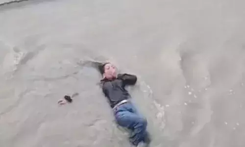 వరద నీటిలో పల్టీలు కొడుతూ కనిపించిన మహిళ.. అది చూసి జనాలు..