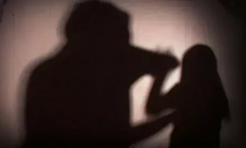 స్విమ్మింగ్ పూల్లో స్నానానికి వెళ్లిన ఇద్దరు బాలికలపై సామూహిక అత్యాచారం