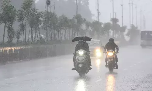 భారీ వర్షాలు.. రేపు పాఠశాలలకు సెలవు