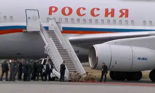 అలాస్కాలో పుతిన్ ప‌ర్య‌ట‌న‌.. మోకాళ్లపై కూర్చొని ఉన్న‌ అమెరికా సైనికుల ఫోటోపై ఉక్రెయిన్ మండిపాటు