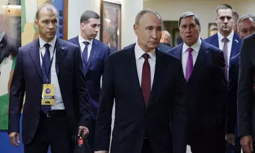 షాకింగ్.. ఆ సూట్ కేసులో పుతిన్ మలమూత్రాలు..!