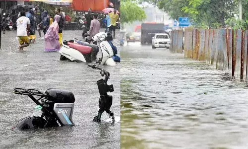 Heavy Rains : స్కూళ్లు, కాలేజీలు బంద్.. మందగించిన నగర వేగం