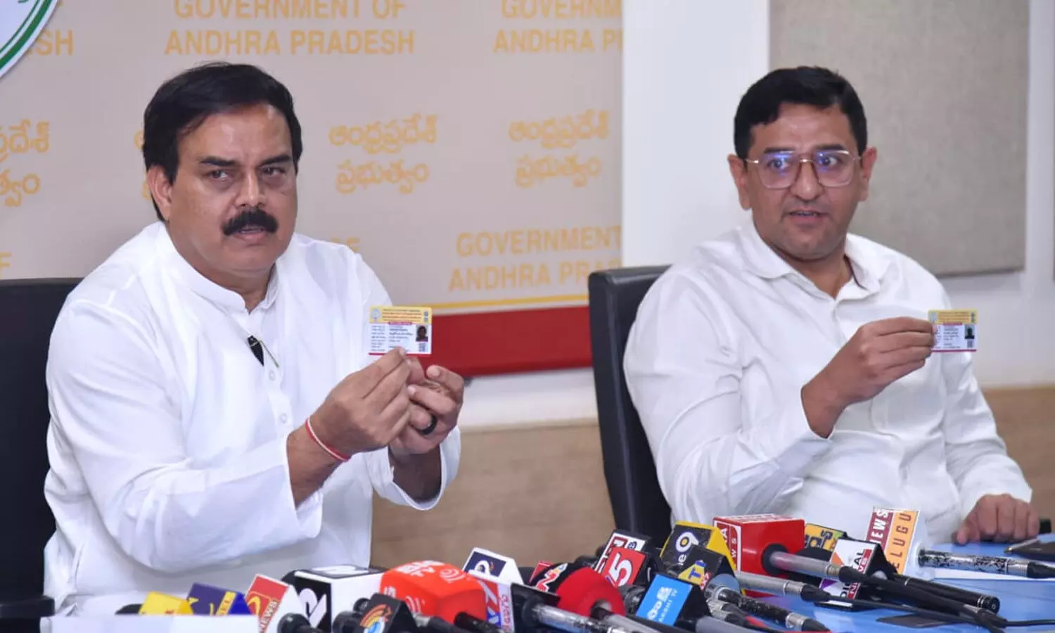 గుడ్న్యూస్.. స్మార్ట్ రేషన్ కార్డుల పంపిణీకి డేట్ ఫిక్స్ గుడ్న్యూస్.. స్మార్ట్ రేషన్ కార్డుల పంపిణీకి డేట్ ఫిక్స్