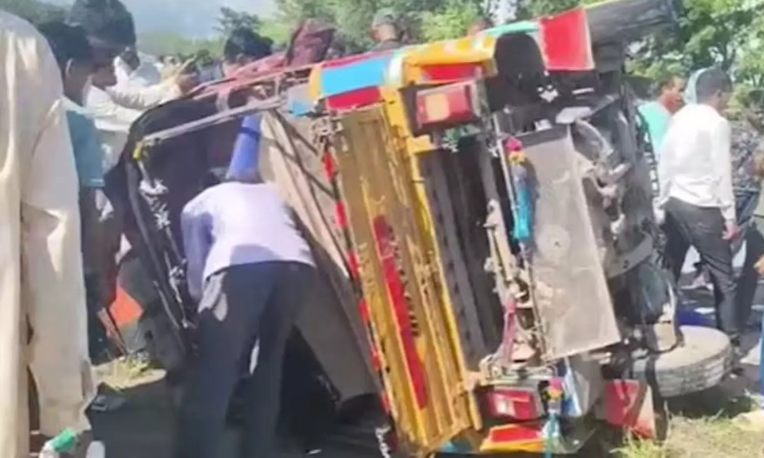 5 killed, car rams overcrowded tempo, UttarPradesh, Crime 5 killed, car rams overcrowded tempo, UttarPradesh, Crime