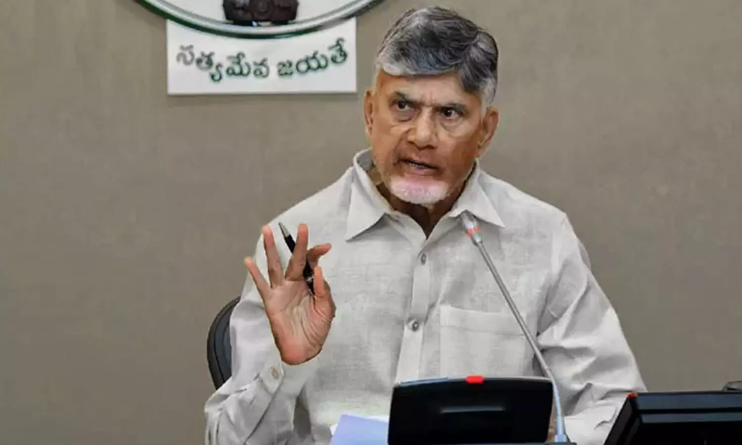 ఉచిత బస్సులకు త్వరలో లైవ్ ట్రాకింగ్ : సీఎం చంద్రబాబు ఉచిత బస్సులకు త్వరలో లైవ్ ట్రాకింగ్ : సీఎం చంద్రబాబు