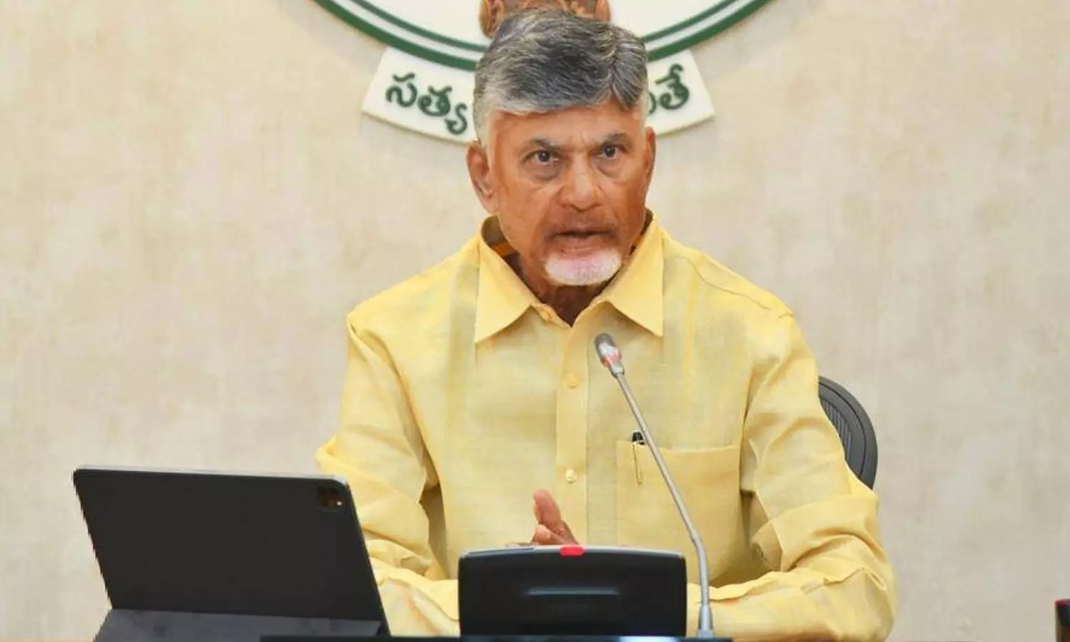ఫ్యామిలీ కార్డ్ జారీపై సీఎం కీలక నిర్ణయం ఫ్యామిలీ కార్డ్ జారీపై సీఎం కీలక నిర్ణయం