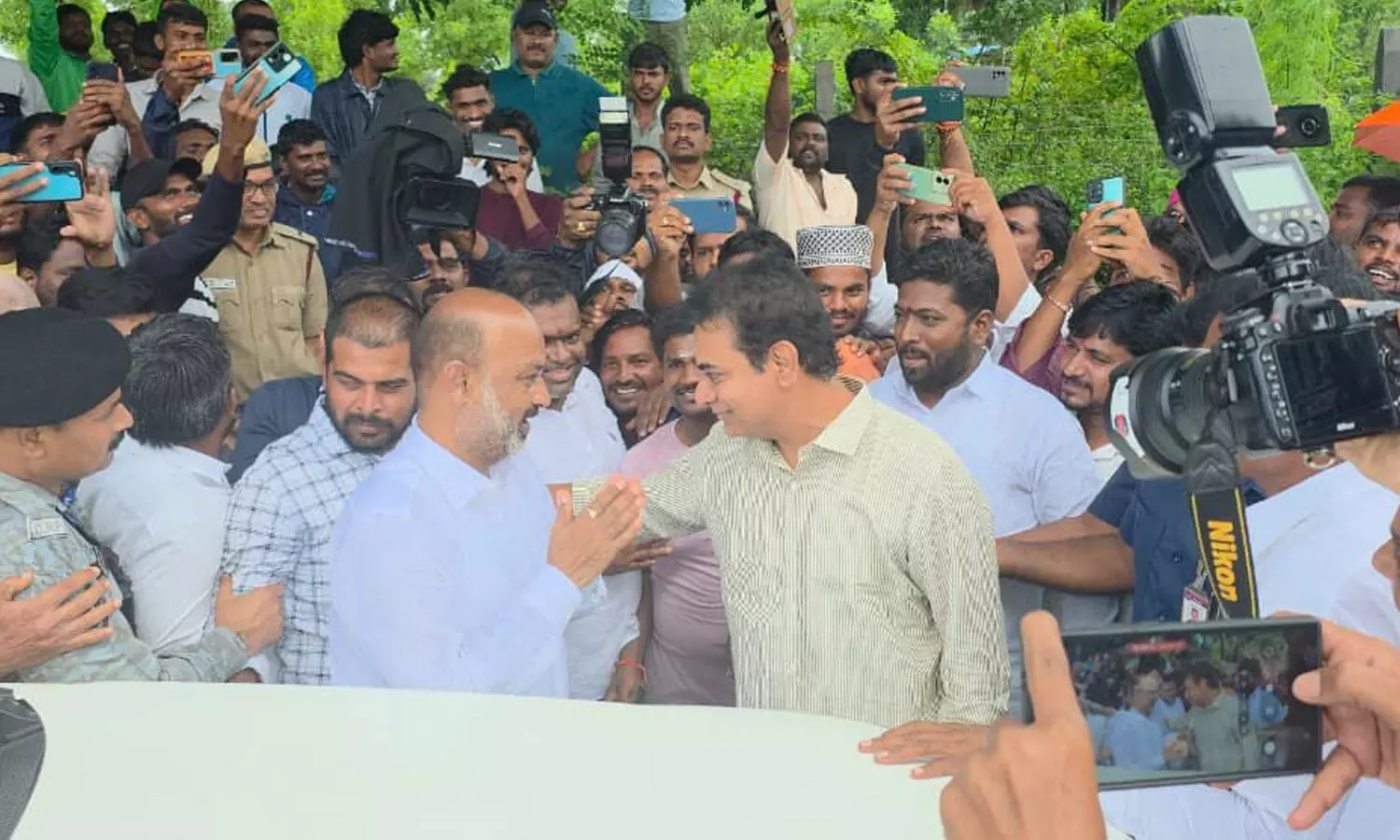 ఫలించిన బండి సంజయ్ కృషి.. రియల్ హీరో అంటూ కొనియాడుతున్న ప్రజలు ఫలించిన బండి సంజయ్ కృషి.. రియల్ హీరో అంటూ కొనియాడుతున్న ప్రజలు