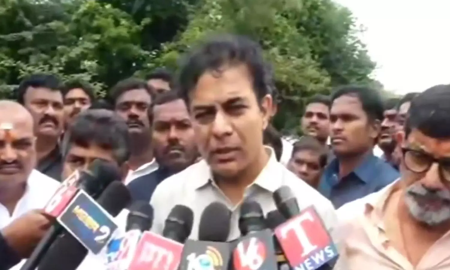 మన హెలికాప్టర్లు అక్కడ తిరగడంతోనే సహాయక చర్యల్లో ఆలస్యం : కేటీఆర్ మన హెలికాప్టర్లు అక్కడ తిరగడంతోనే సహాయక చర్యల్లో ఆలస్యం : కేటీఆర్