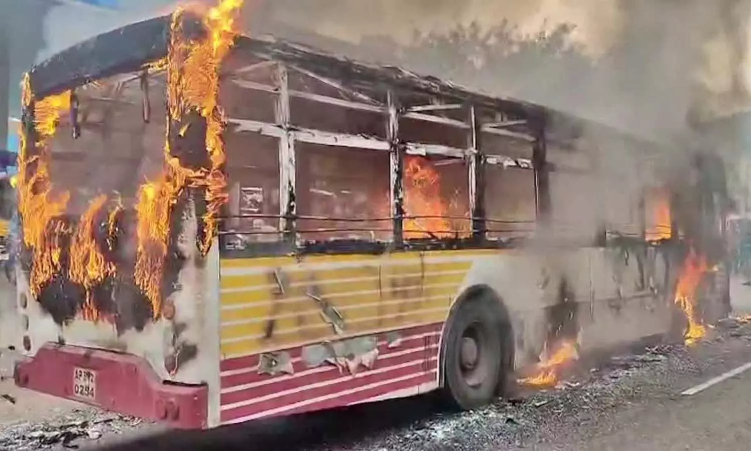 Andrapradesh, Visakhapatnam, Fire breaks out in bus, passengers Andrapradesh, Visakhapatnam, Fire breaks out in bus, passengers