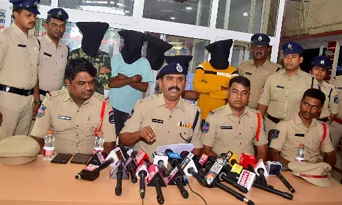 నంబర్ ప్లేట్ లేకుండా ప‌ట్టుబ‌డ్డ‌ KTM బైక్.. గ్యాంగ్ ఎలా దొరికిపోయిందంటే.?