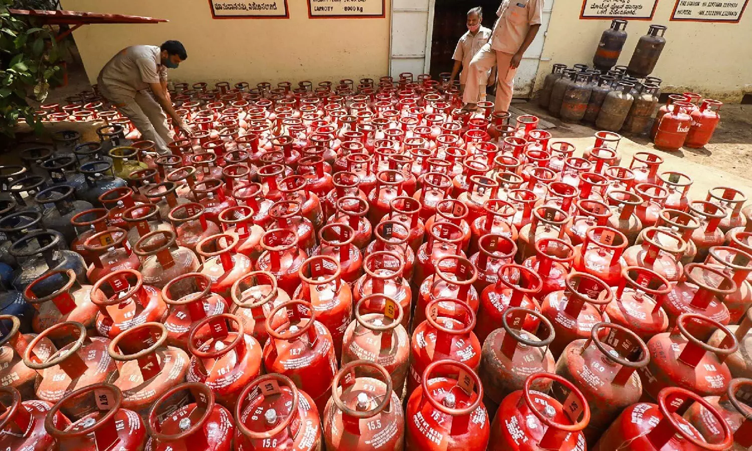 Commercial LPG cylinder, LPG cylinder price reduced, Oil marketing companies Commercial LPG cylinder, LPG cylinder price reduced, Oil marketing companies