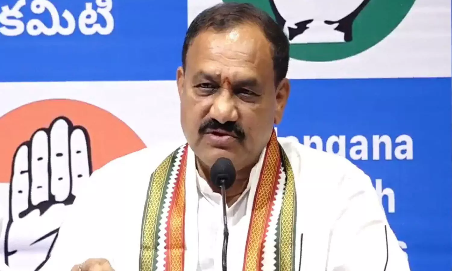 కొన్ని సందర్భాల్లో సీఎం రేవంత్ వైయస్సార్ను మరిపిస్తారు : టీపీసీసీ చీఫ్ కొన్ని సందర్భాల్లో సీఎం రేవంత్ వైయస్సార్ను మరిపిస్తారు : టీపీసీసీ చీఫ్