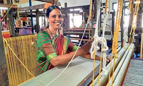 ఇంటి ముంగిటకే చేనేత వస్త్రాలు.. ఈ కామర్స్లో ఆప్కో అమ్మకాల జోరు