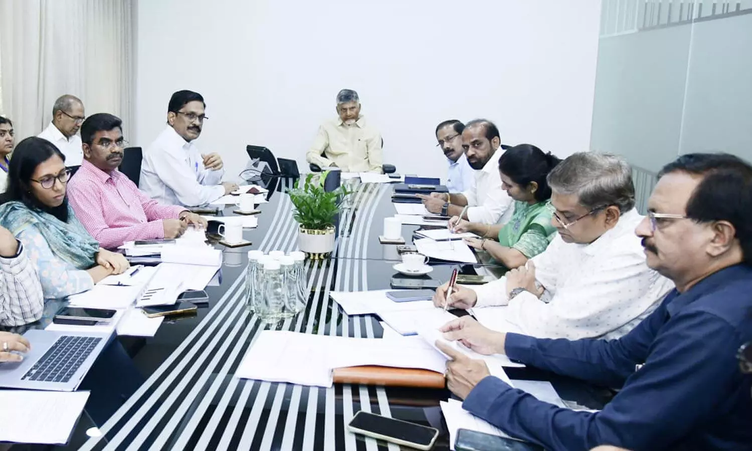 సోమవారం కల్లా ప్రతి ఒక్కరి హెల్త్ ప్రొఫైల్ సిద్ధం కావాలి.. తురకపాలెం వరుస మరణాలపై సీఎం అత్యవసర సమీక్ష సోమవారం కల్లా ప్రతి ఒక్కరి హెల్త్ ప్రొఫైల్ సిద్ధం కావాలి.. తురకపాలెం వరుస మరణాలపై సీఎం అత్యవసర సమీక్ష