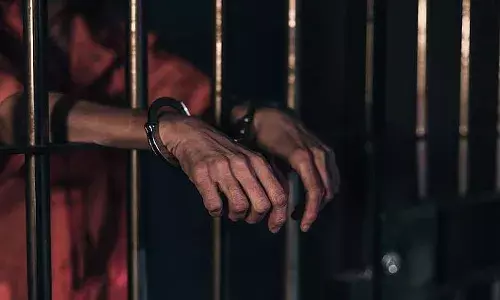 AP : హెడ్ వార్డెన్పై దాడి చేసి జైలు నుంచి తప్పించుకున్న  ఖైదీలు