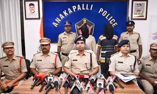 Andhrapradesh, prisoners, attack, warder, caught, Crime