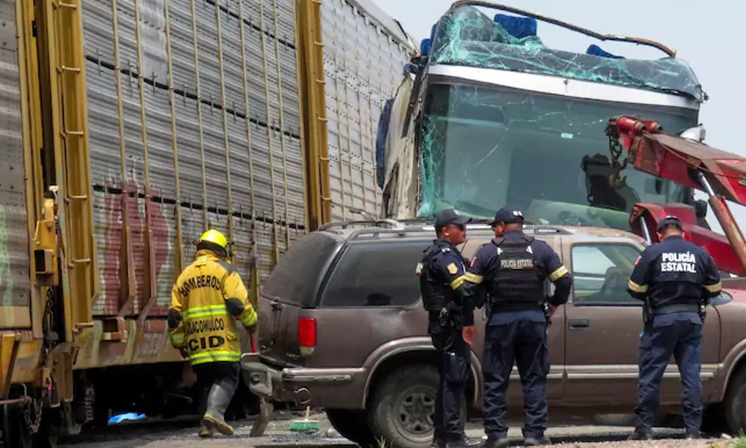 10 killed, 61 injured, train hits double-decker bus, Mexico 10 killed, 61 injured, train hits double-decker bus, Mexico