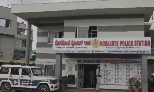 పిల్లల్ని చంపారు.. భర్త ప్రాణాలు తీసుకున్నాడు.. భార్య మాత్రం తండ్రితో మాట్లాడేందుకు వెళ్లి..