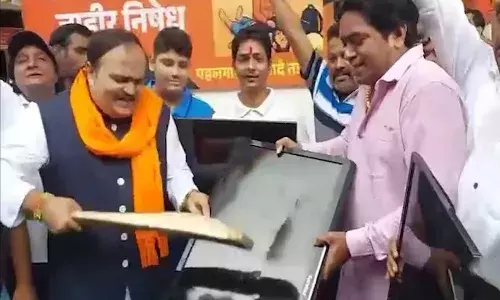 భారత్-పాక్ మ్యాచ్కు ముందే.. టీవీలు పగులగొట్టిన నేతలు