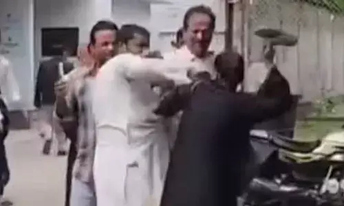 UttarPradesh, woman beats husband with slippers, triple talaq