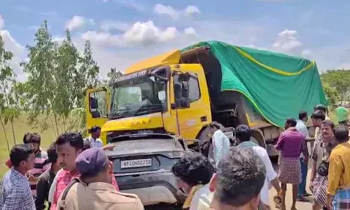 Nellore : టిప్పర్-కారు ఢీ.. చిన్నారి సహా ఏడుగురు మృతి