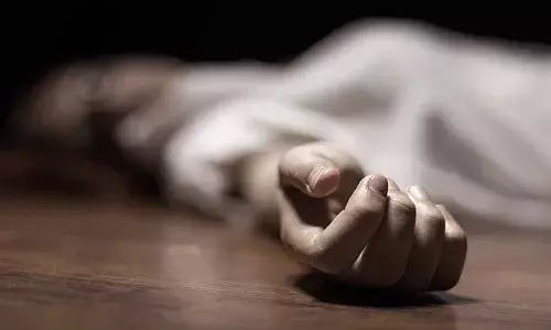 కిటికీలు పగలగొట్టి చూసిన కుమారుడు.. తల్లిదండ్రులు ఏమయ్యారంటే.?