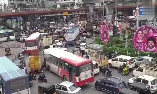 ఆ హైవేలో వెళ్తున్నారా..? మీకిదే సూచన..!