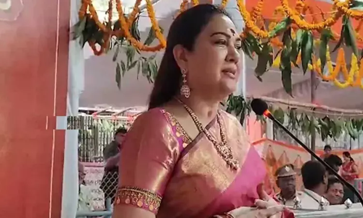 కనకదుర్గమ్మ సన్నిధిలో నటి హేమ కన్నీరు