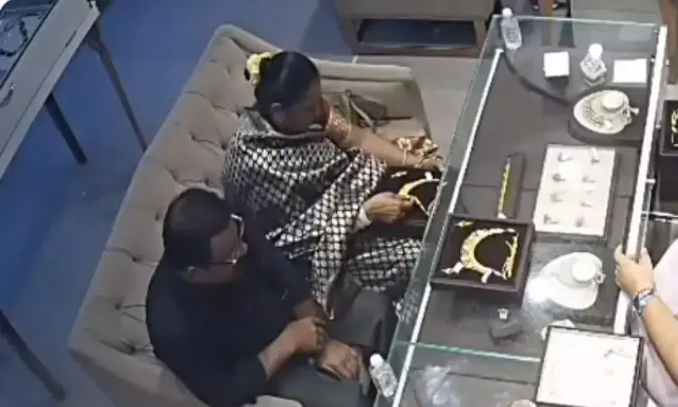 Viral Video : ఎంత బాగా నటిస్తూ.. లక్షలు విలువ చేసే నెక్లెస్ కాజేశారంటే..!