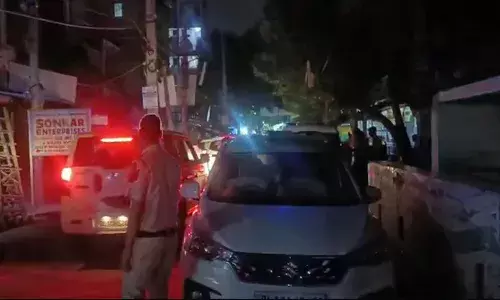 నిద్రిస్తున్న భర్తపై వేడి నూనె పోసి.. ఆ తర్వాత కారం చల్లి..