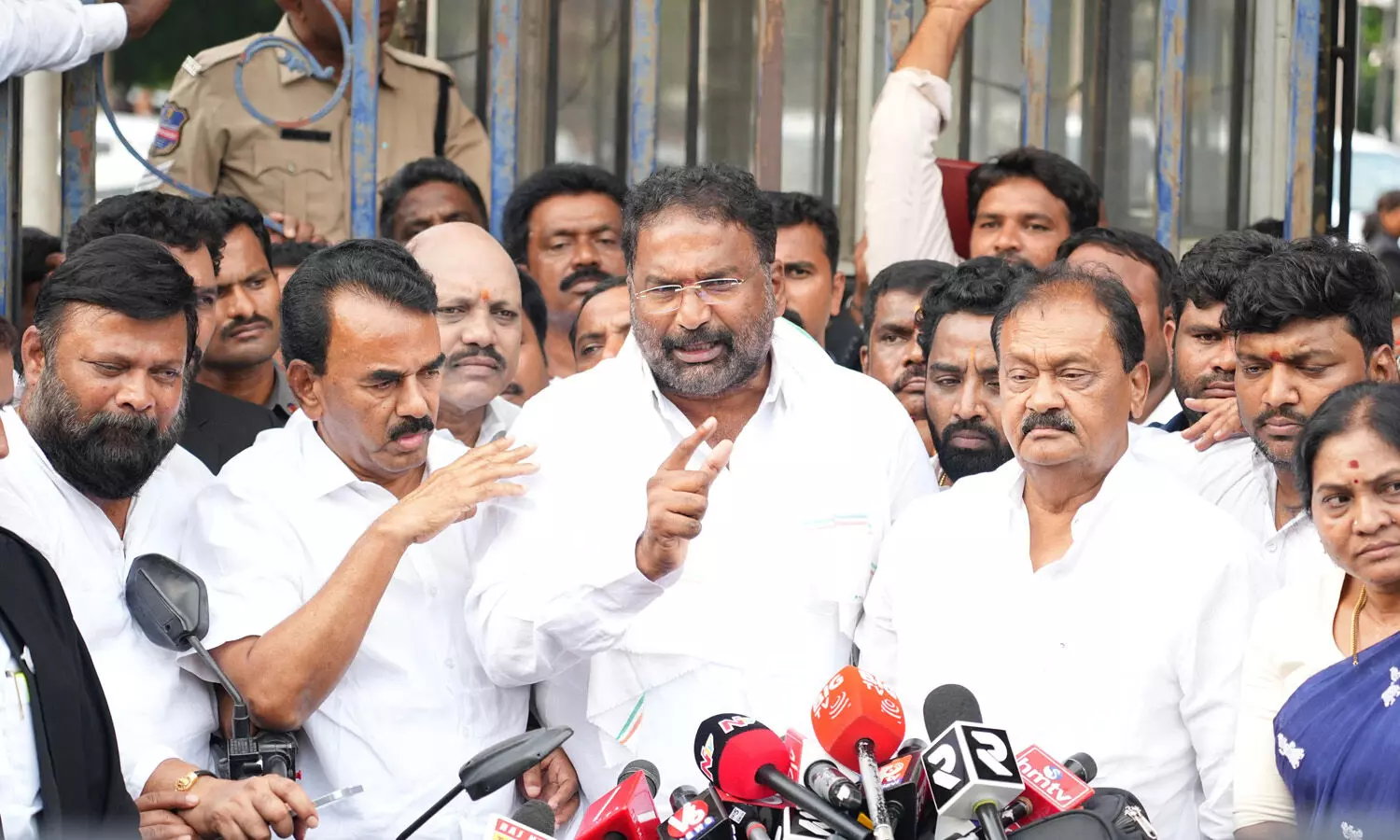 వెనక్కి తగ్గే ప్రసక్తే లేదు.. బీసీ బిడ్డలు అధైర్యపడొద్దు : మంత్రి వాకిటి శ్రీహరి వెనక్కి తగ్గే ప్రసక్తే లేదు.. బీసీ బిడ్డలు అధైర్యపడొద్దు : మంత్రి వాకిటి శ్రీహరి