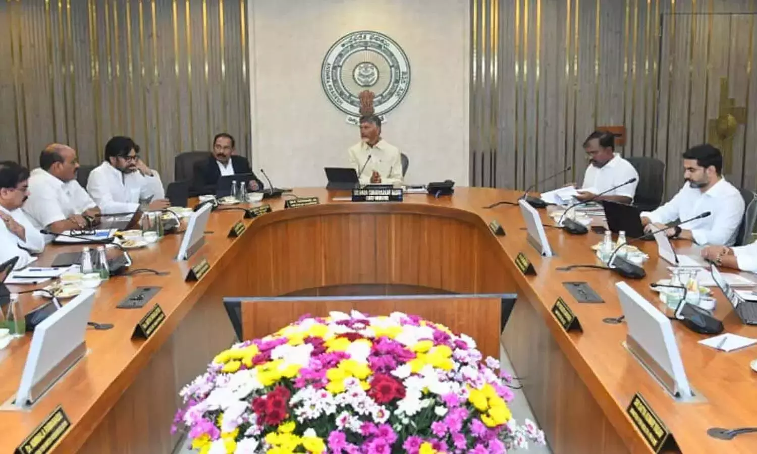 ఏపీ కేబినెట్ భేటీలో తీసుకున్న కీలక నిర్ణయాలివే..! ఏపీ కేబినెట్ భేటీలో తీసుకున్న కీలక నిర్ణయాలివే..!