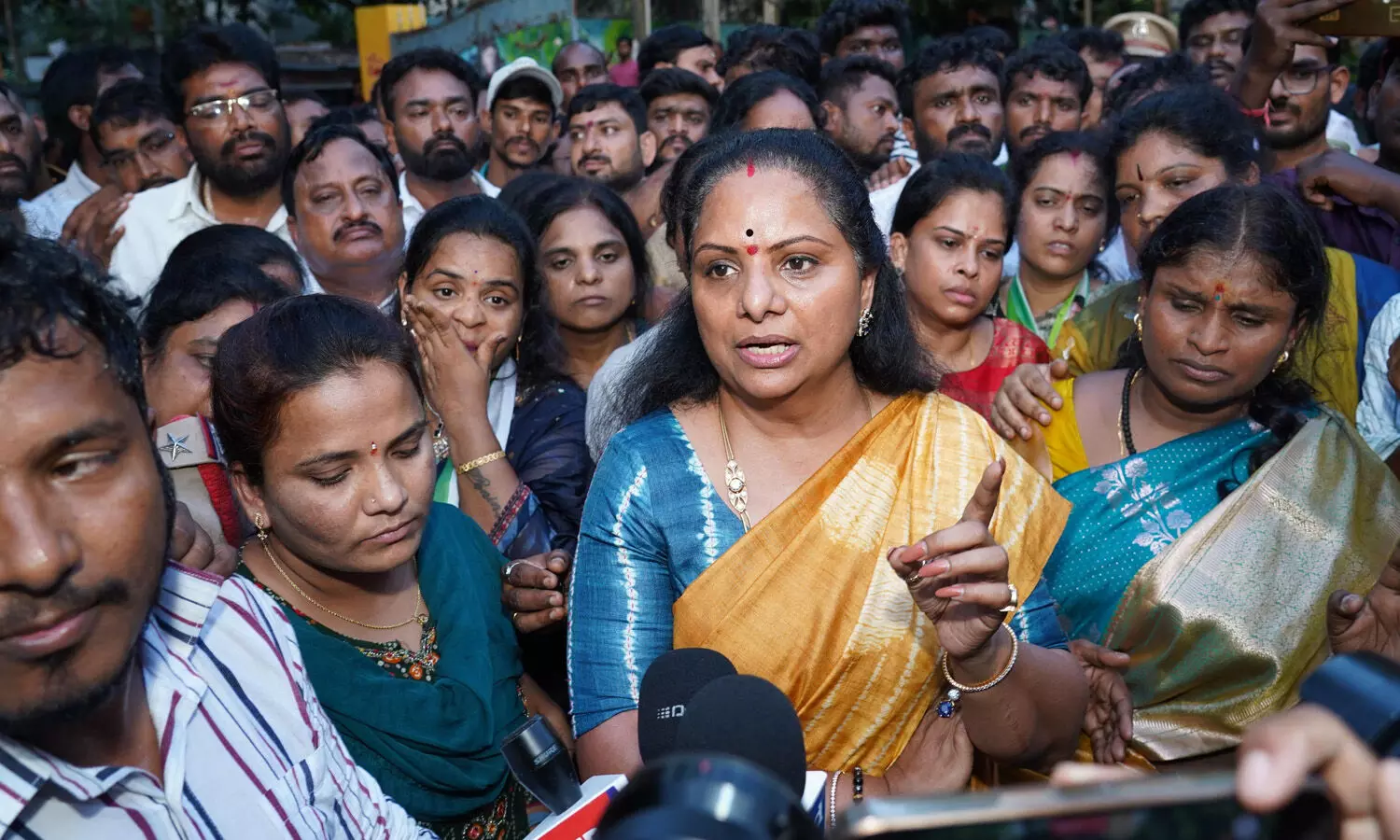 రాహుల్ గాంధీ తెలంగాణకు రావాలి.. లేదంటే మేము బీహార్కు వస్తాం : కల్వకుంట్ల కవిత రాహుల్ గాంధీ తెలంగాణకు రావాలి.. లేదంటే మేము బీహార్కు వస్తాం : కల్వకుంట్ల కవిత