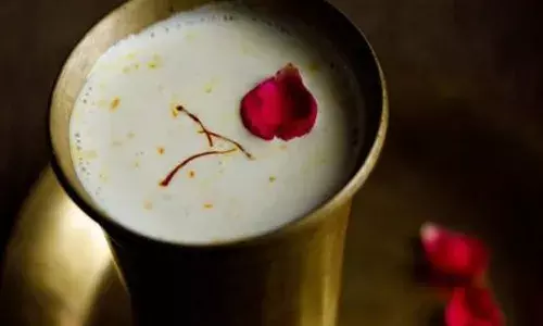 పిల్లలకు బాదంపాలలో పురుగుల మందు క‌లిపి తాగించి.. ఆపై తండ్రి కూడా..