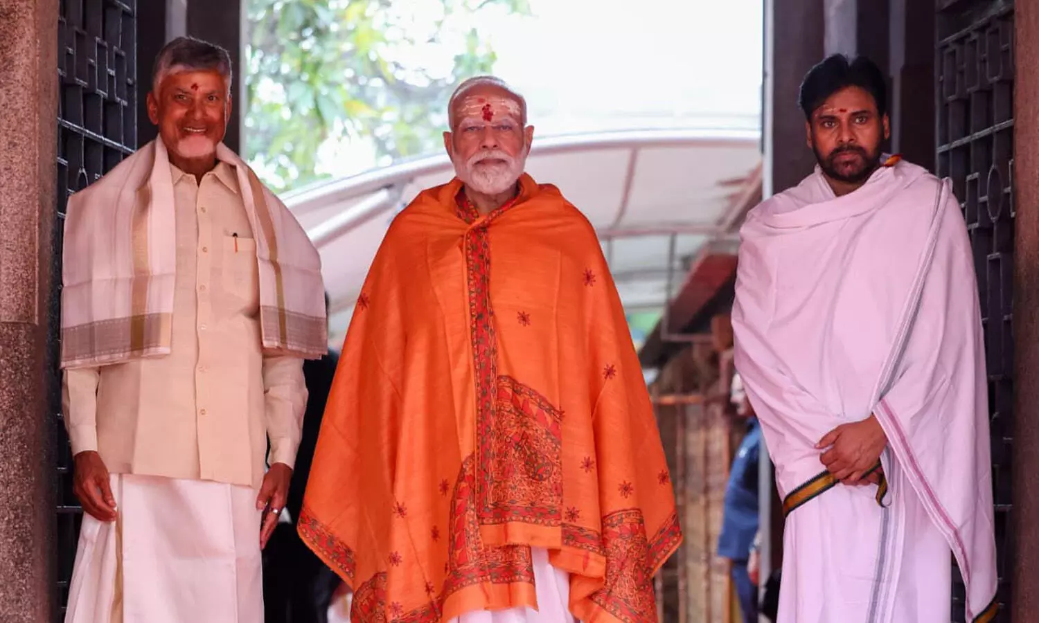 ఏపీలో రూ. 13,429 కోట్ల విలువైన అభివృద్ధి పనులకు శ్రీకారం చుట్టిన ప్రధాని మోదీ ఏపీలో రూ. 13,429 కోట్ల విలువైన అభివృద్ధి పనులకు శ్రీకారం చుట్టిన ప్రధాని మోదీ
