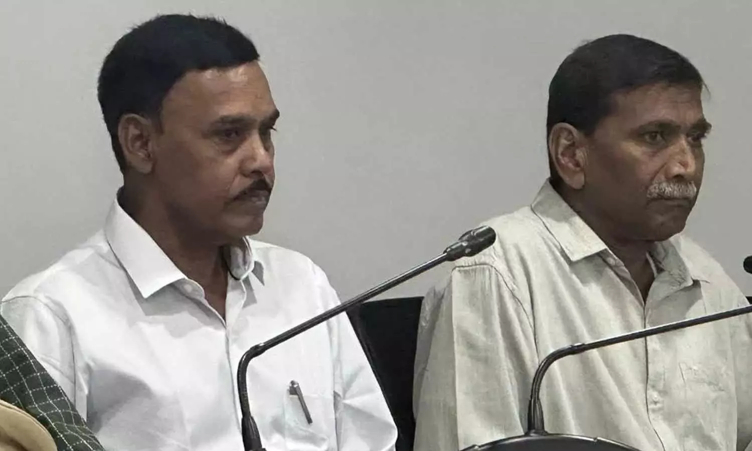 డీజీపీ ఎదుట లొంగిపోయిన మావోయిస్టు అగ్రనేతలు డీజీపీ ఎదుట లొంగిపోయిన మావోయిస్టు అగ్రనేతలు