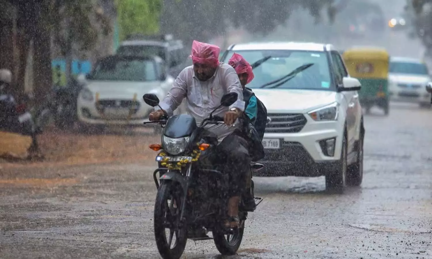 Alert : తుఫాను ప్రభావిత ఏడు జిల్లాల్లో రాత్రి 8:30 నుంచి వాహనాల నిలిపివేత Alert : తుఫాను ప్రభావిత ఏడు జిల్లాల్లో రాత్రి 8:30 నుంచి వాహనాల నిలిపివేత