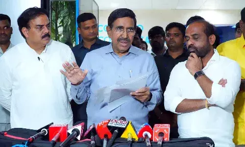 నాలుగు నెలల్లో ప్లాట్ల కేటాయింపు, రిజిస్ట్రేషన్లు పూర్తి చేస్తాం.. అమరావతి రైతులకు మంత్రి గుడ్న్యూస్ నాలుగు నెలల్లో ప్లాట్ల కేటాయింపు, రిజిస్ట్రేషన్లు పూర్తి చేస్తాం.. అమరావతి రైతులకు మంత్రి గుడ్న్యూస్