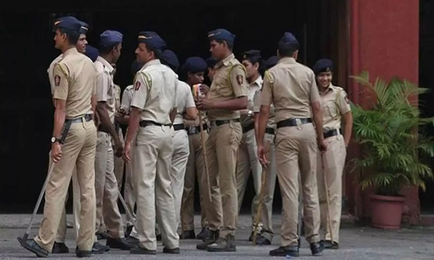 స్టూడియోలో బందీలుగా ఉన్న 20 మంది చిన్నారులను రక్షించిన పోలీసులు.. ఏం జరిగిందంటే..? స్టూడియోలో బందీలుగా ఉన్న 20 మంది చిన్నారులను రక్షించిన పోలీసులు.. ఏం జరిగిందంటే..?