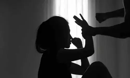 క‌లుద్దామ‌ని పిలిచాడు.. ఆపై స్నేహితుడితో కలిసి ప్రియురాలిపై అత్యాచారం