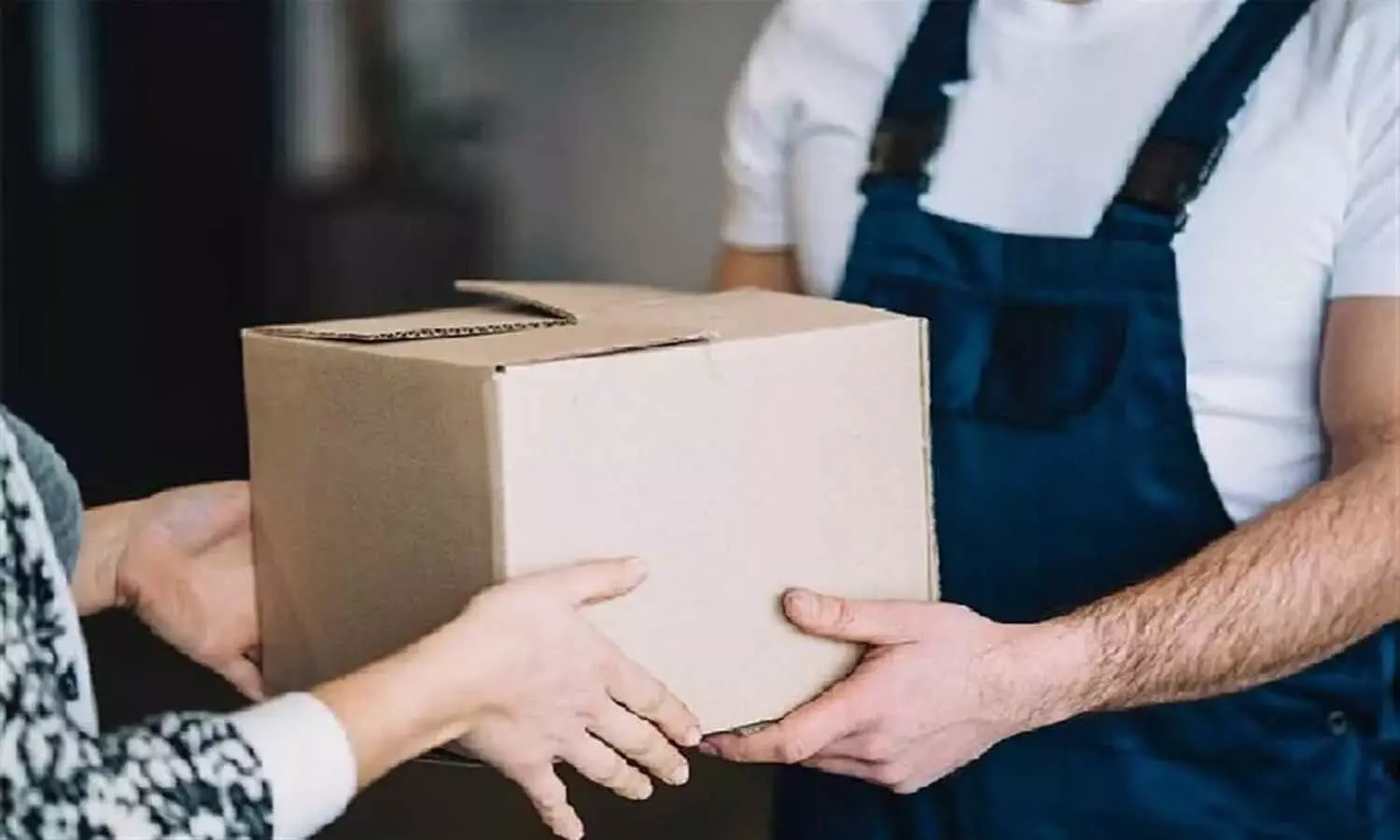 షాకింగ్.. ఆన్లైన్ పార్శిల్ తెరిచి చూసి భయంతో కేకలు పెట్టిన మహిళ..! షాకింగ్.. ఆన్లైన్ పార్శిల్ తెరిచి చూసి భయంతో కేకలు పెట్టిన మహిళ..!