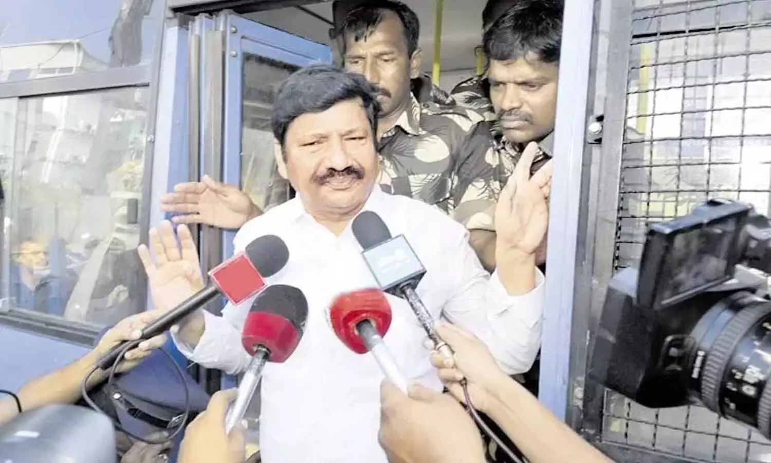 నెల్లూరు జైలుకు జోగి రమేష్.. పోలీసులకూ వార్నింగ్..!