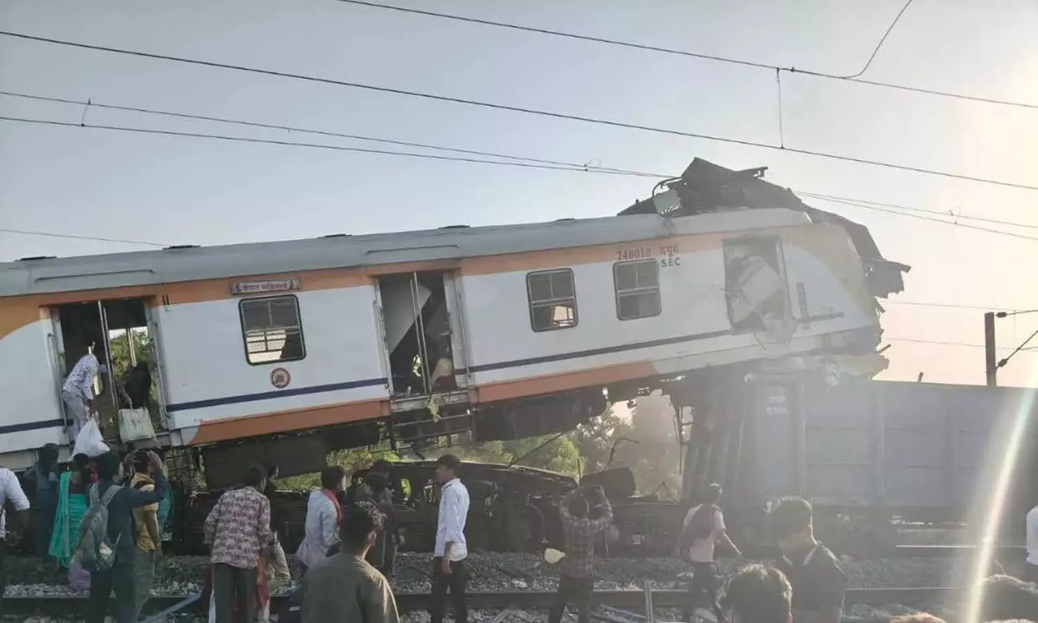 Train Accident : బిలాస్పూర్లో ఘోర రైలు ప్రమాదం Train Accident : బిలాస్పూర్లో ఘోర రైలు ప్రమాదం