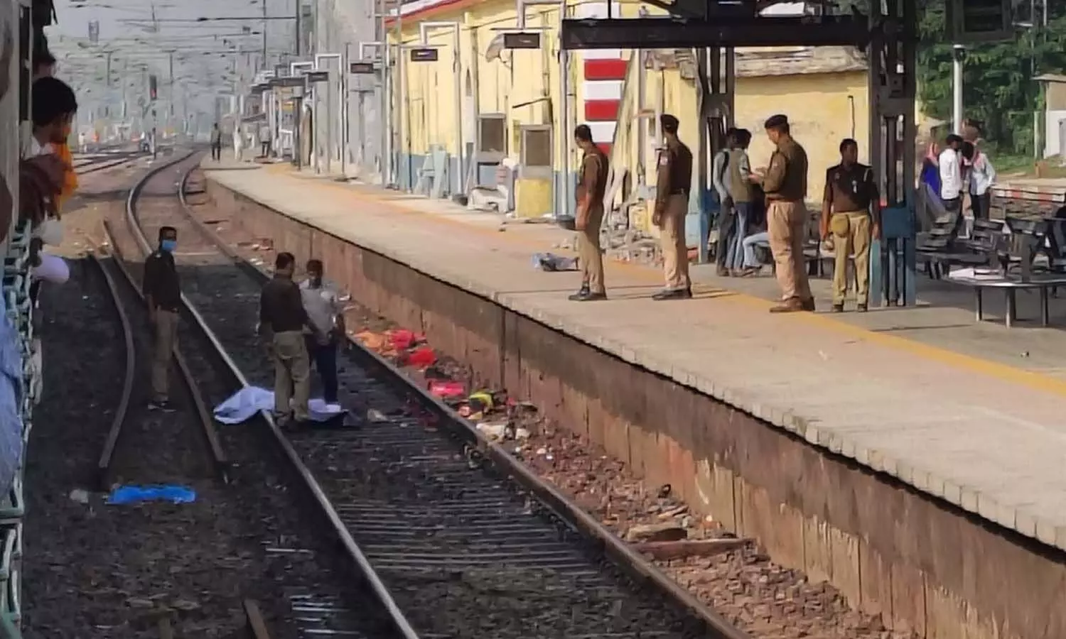 6 killed,train, crossing railway track,UttarPradesh, Mirzapur
