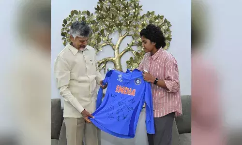 వరల్డ్ కప్ స్టార్కు భారీ నజరానా ప్రకటించిన సీఎం చంద్రబాబు..! వరల్డ్ కప్ స్టార్కు భారీ నజరానా ప్రకటించిన సీఎం చంద్రబాబు..!