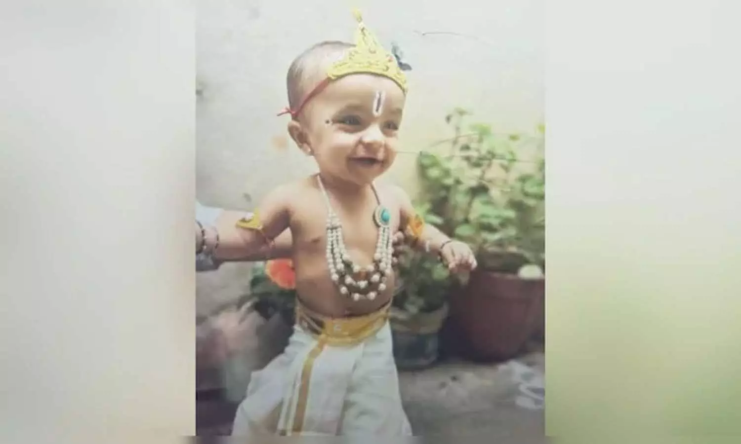 సిమెంట్ మిక్సర్ ట్రక్కు బీభ‌త్సం.. రెండేళ్ల బాలుడు దుర్మ‌ర‌ణం