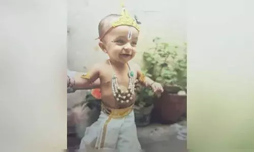 సిమెంట్ మిక్సర్ ట్రక్కు బీభత్సం.. రెండేళ్ల బాలుడు దుర్మరణం సిమెంట్ మిక్సర్ ట్రక్కు బీభత్సం.. రెండేళ్ల బాలుడు దుర్మరణం