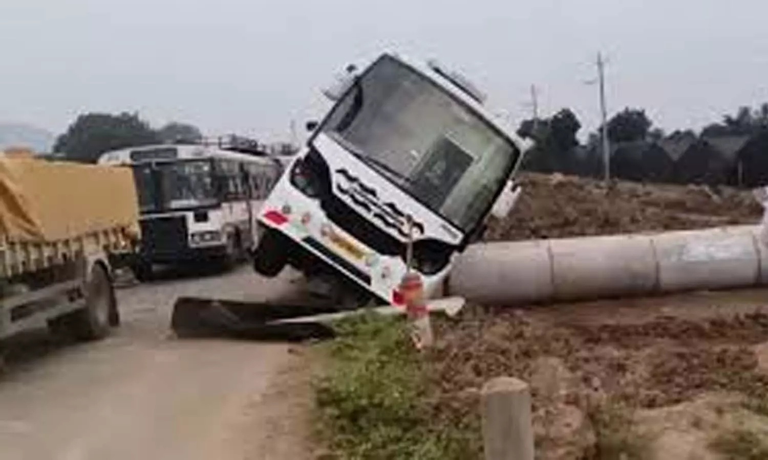 private travel bus, accident, Reddygudem, Rajupalem mandal, Bapatla district